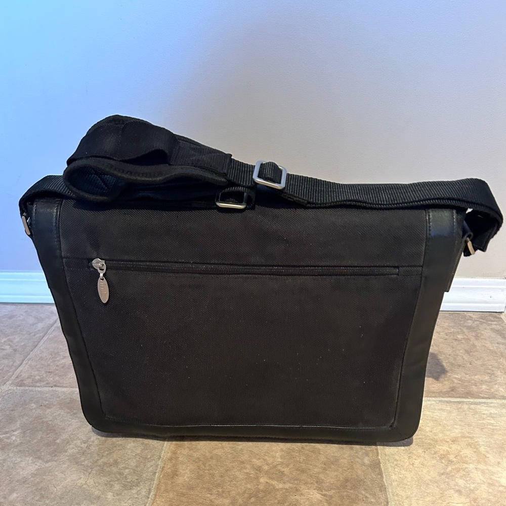 init Laptop | Messenger Bag